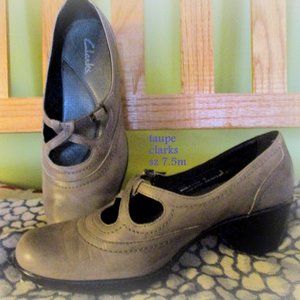 Clarks Taupe Pump slip ON top buckle adjustable